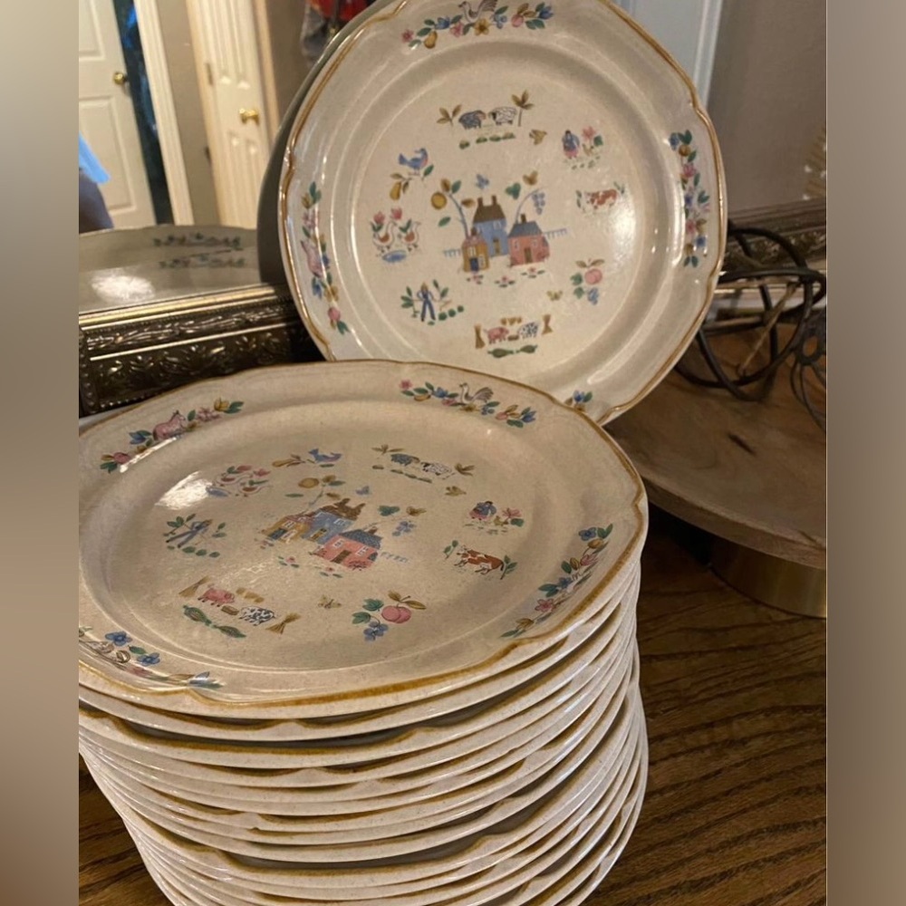 International Heartland 10 1/2" Dinner Plates (7774 Design)